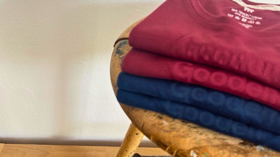 GOODEN T-Shirt auf einem Holzhocker