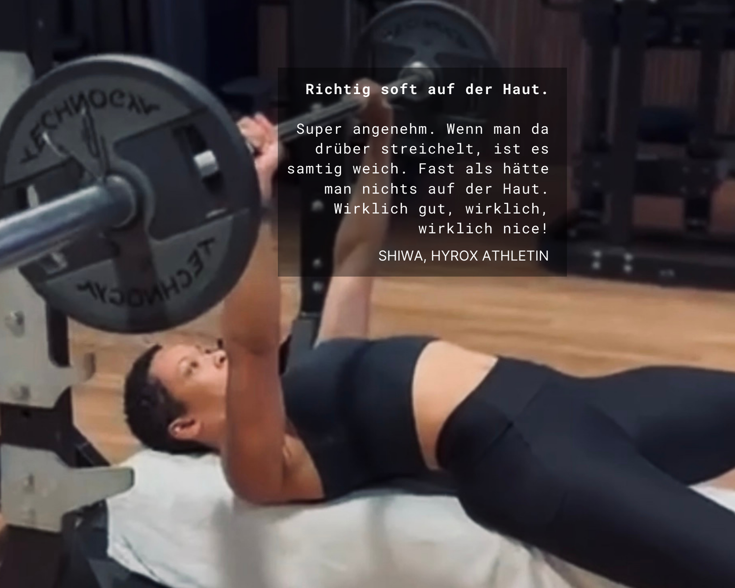 Hyrox Athletin Shiwa beim Bankdrücken im Gym, trägt schwarze Sport Leggings von GOODEN Sportswear – nachhaltige Sportswear Damen, weich auf der Haut und funktional fürs Krafttraining
