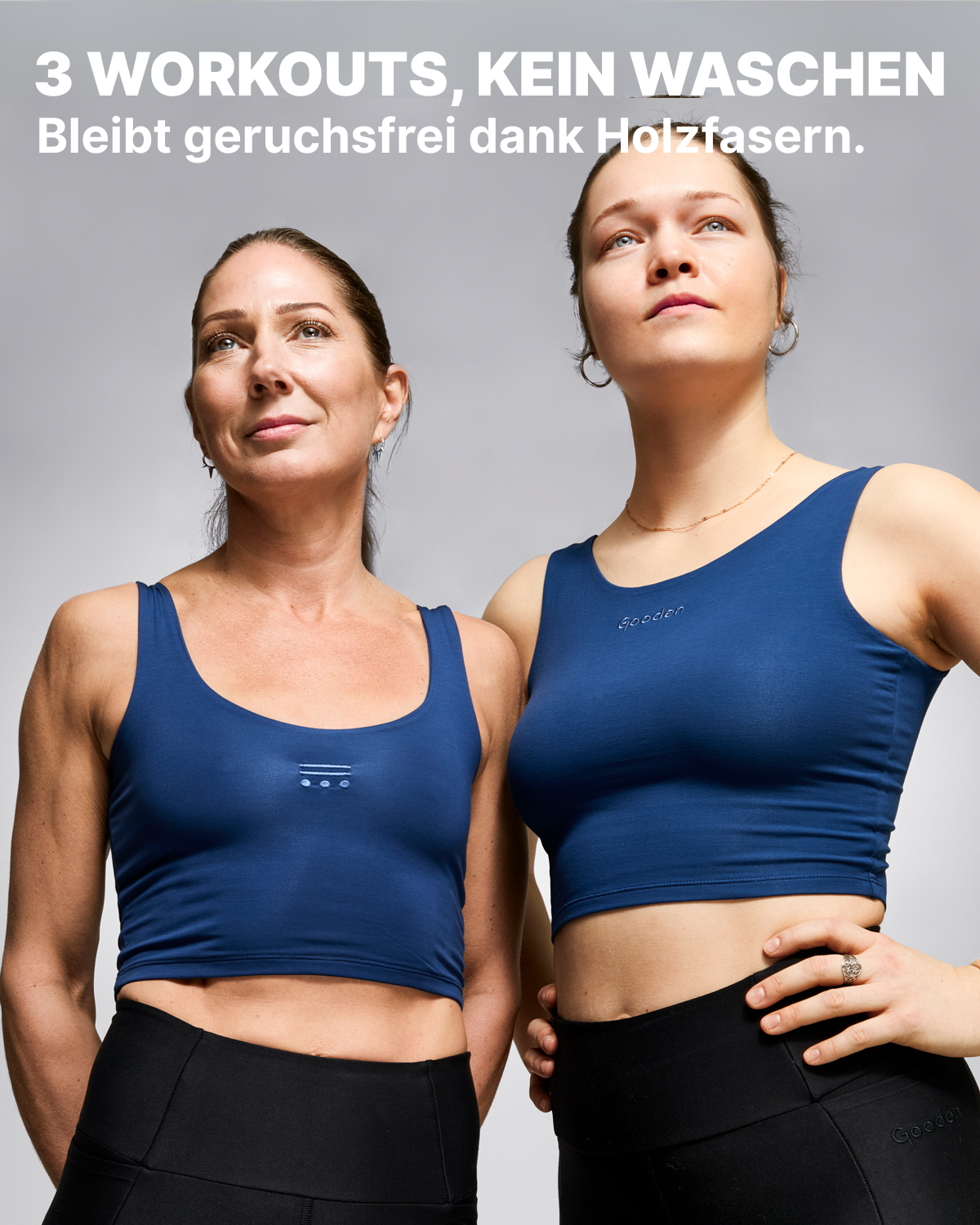 Zwei Frauen tragen das blaue GOODEN Sport Crop Top, pflanzenbasiert, geruchsresistent, nachhaltig.