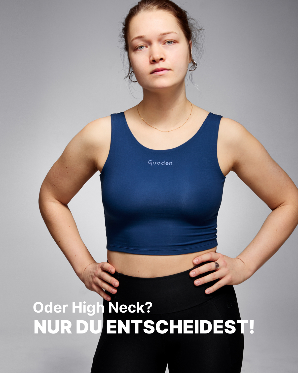 Frau trägt eng anliegendes GOODEN Crop Top in Blau, cleanes Design, pflanzenbasiert.