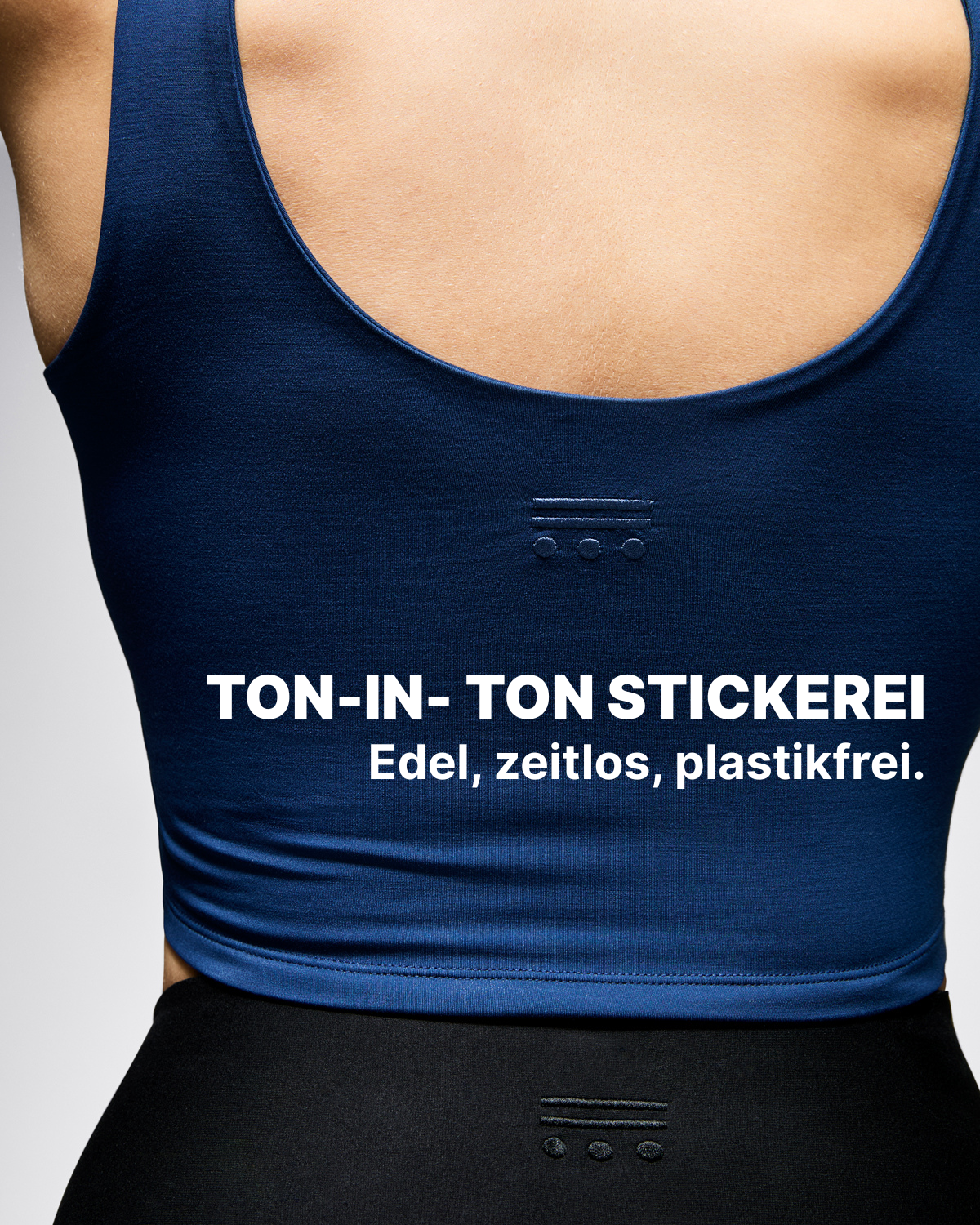 Rückansicht des GOODEN Crop Tops mit Ton-in-Ton Stickerei, plastikfrei und funktional.