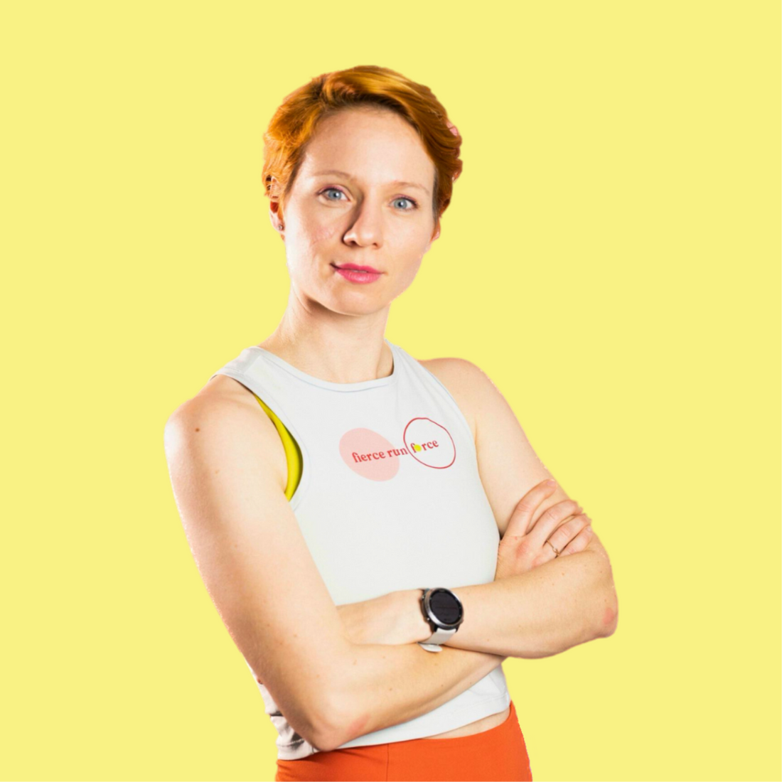 Steffi Platt auf gelbem Hintergrund mit eine Fierce Run Force Top als Oberteil