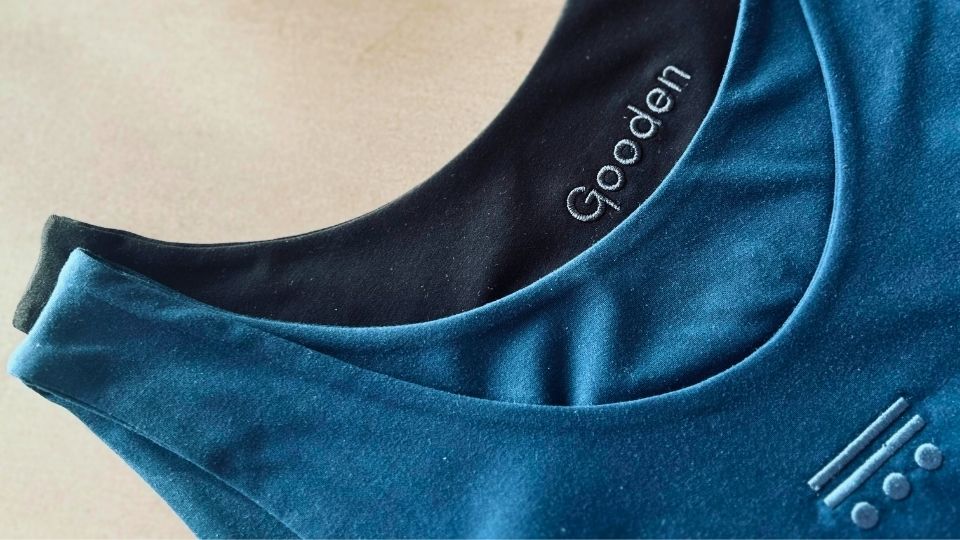 Detailaufnahme eines GOODEN-Shirts aus Algen- und Holzfasern mit sichtbarer Textur