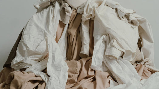 Ein Haufen Kleidung, welcher für Konsum steht.