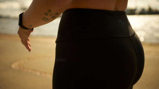 Woman wearing the Perfomance Leggings SWITZER from GOODEN Sportswear.