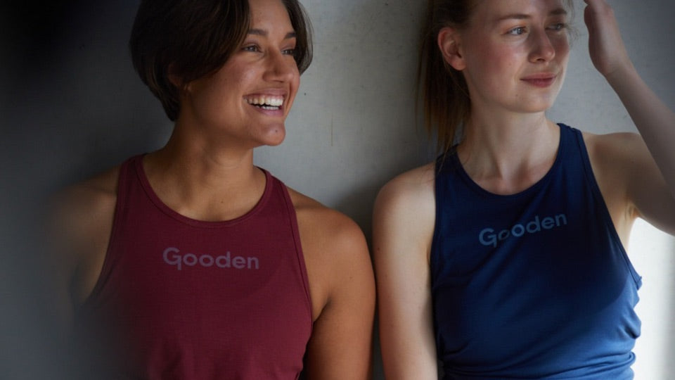 Zwei Frauen im GOODEN Top