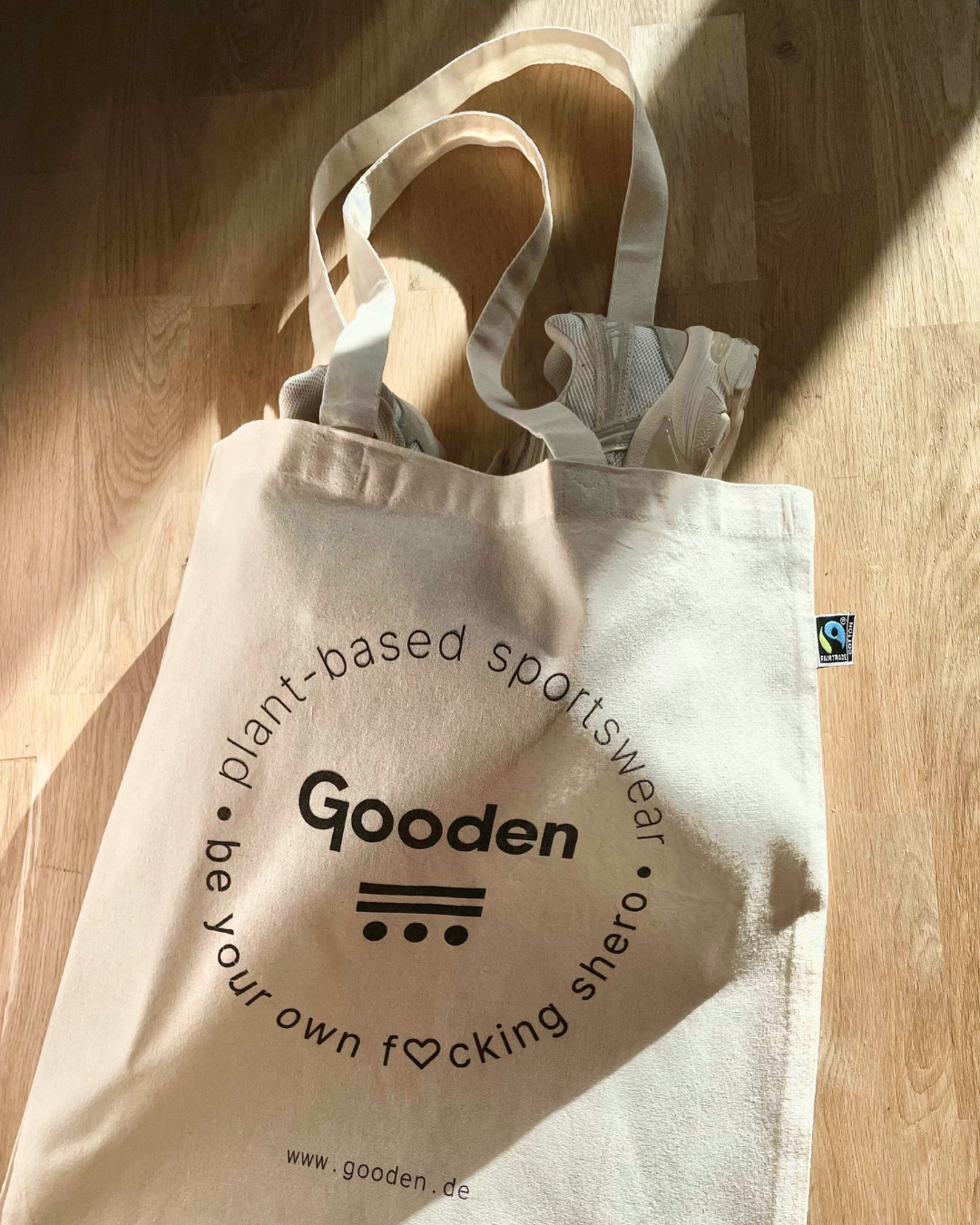 Umweltfreundlicher Beutel aus 100 % Bio-Baumwolle mit Logodruck und inspirierendem Spruch. Mit langen Trageriemen für bequemes Tragen über der Schulter – ideal für den Alltag, den Einkauf oder den Weg ins Fitnessstudio.