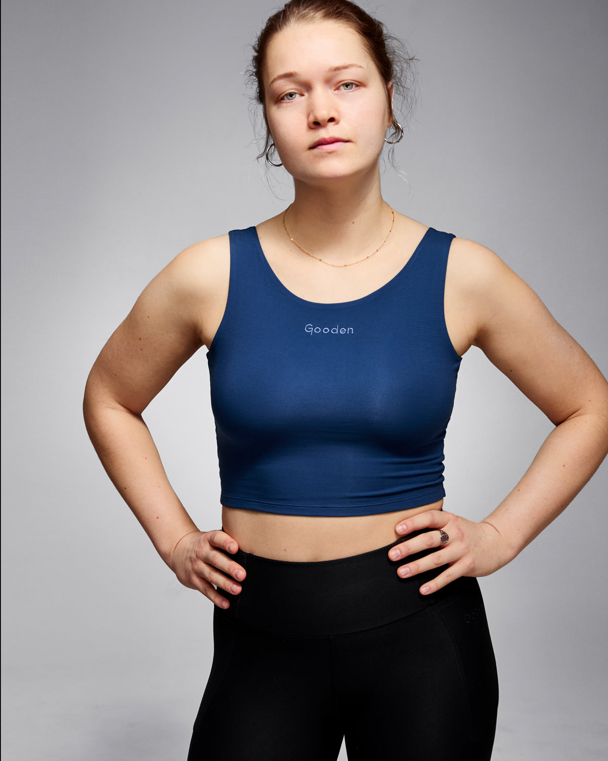 Nachhaltiges Damen Crop-Top in Blau – Beidseitig tragbares, figurbetontes Tanktop aus biologisch abbaubarem, pflanzenbasiertem TENCEL™ (Holzfaser) und elastischem Elasthan. Hautfreundlich, atmungsaktiv, giftstofffreiem, weich und umweltfreundlich – ideal für Fitness, Yoga und Alltag.