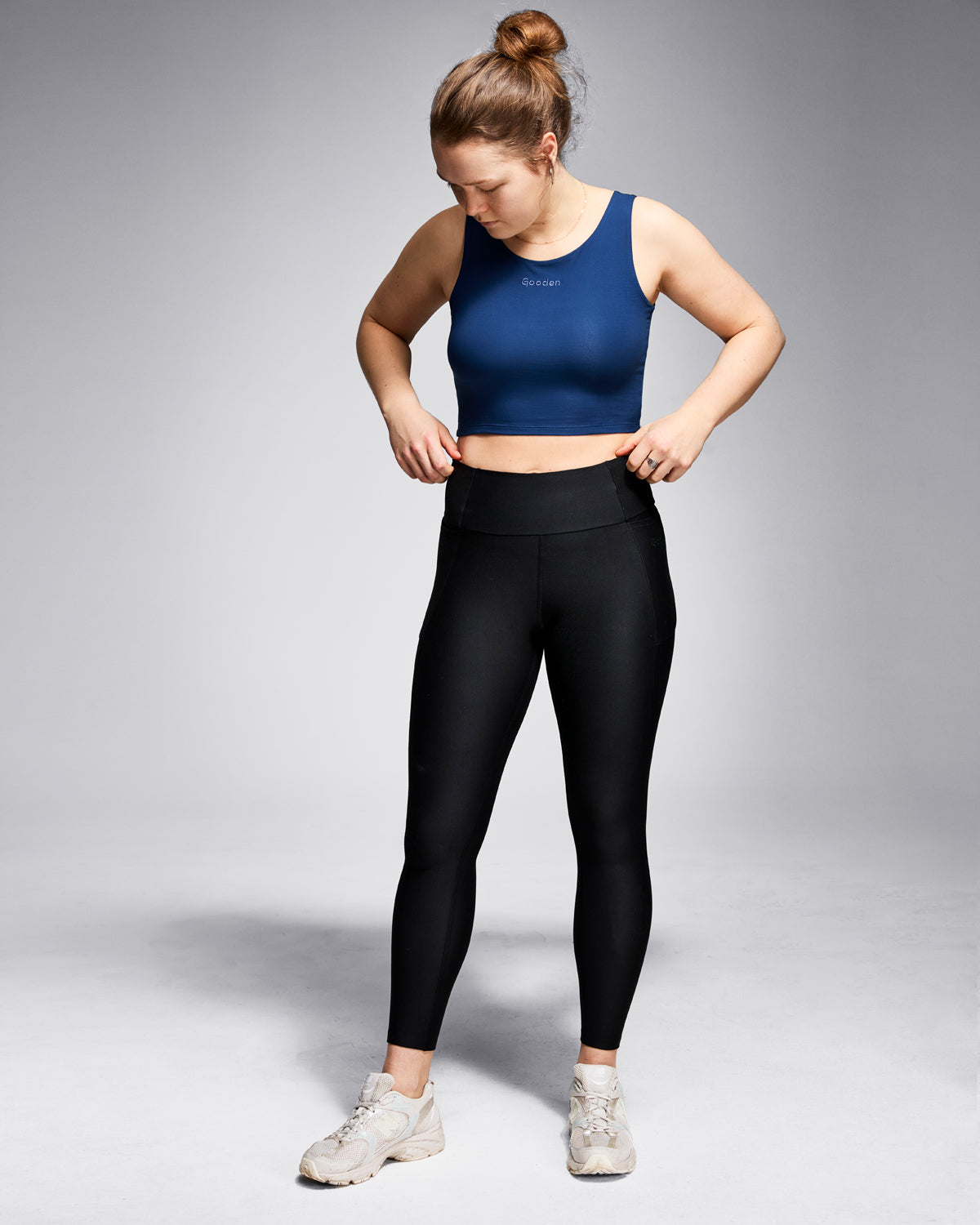 Nachhaltiges Damen Crop-Top in Blau – Beidseitig tragbares, figurbetontes Tanktop aus biologisch abbaubarem, pflanzenbasiertem TENCEL™ (Holzfaser) und elastischem Elasthan. Hautfreundlich, atmungsaktiv, giftstofffreiem, weich und umweltfreundlich – ideal für Fitness, Yoga und Alltag.