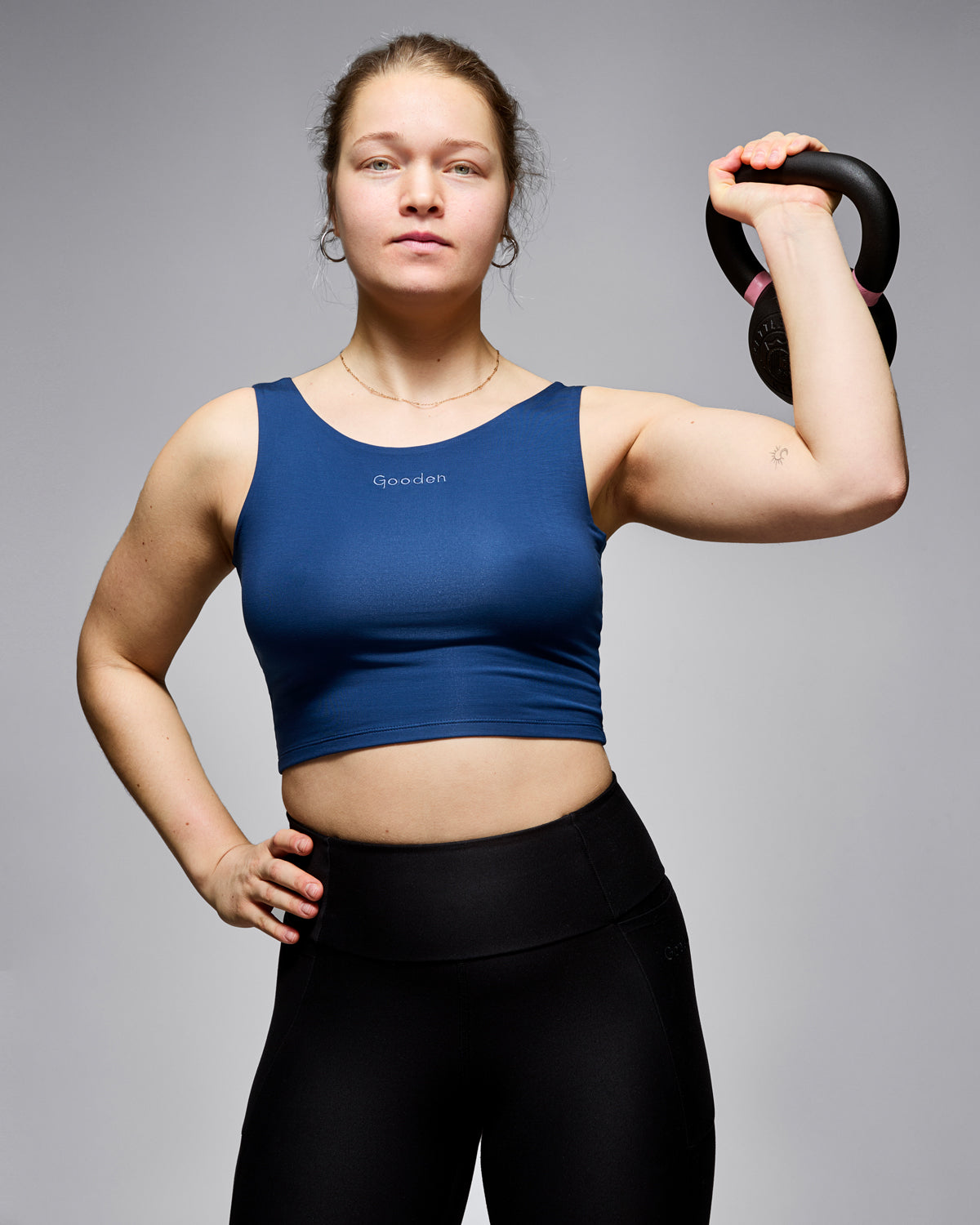 Nachhaltiges Damen Crop-Top in Blau – Beidseitig tragbares, figurbetontes Tanktop aus biologisch abbaubarem, pflanzenbasiertem TENCEL™ (Holzfaser) und elastischem Elasthan. Hautfreundlich, atmungsaktiv, giftstofffreiem, weich und umweltfreundlich – ideal für Fitness, Yoga und Alltag.