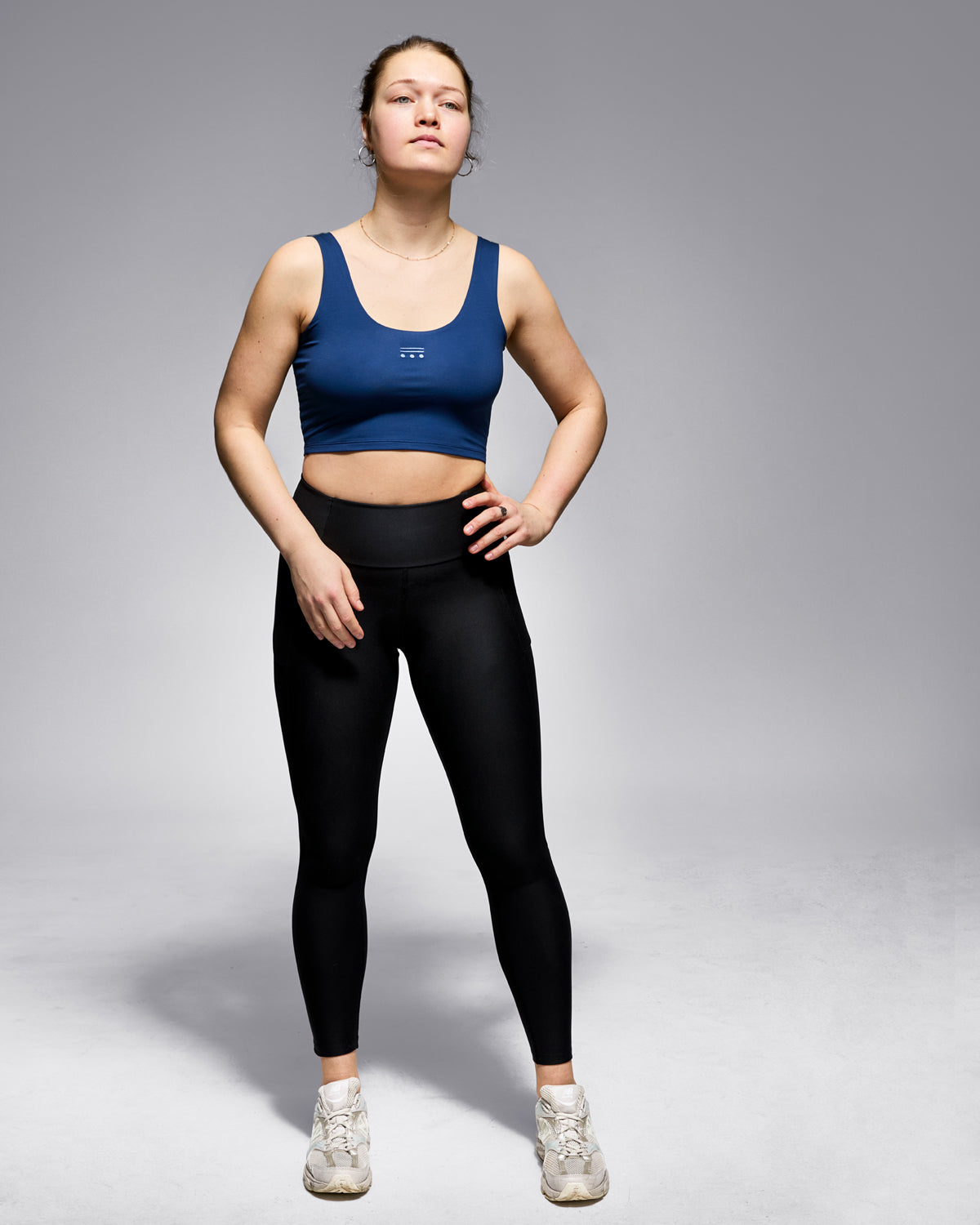 Nachhaltiges Damen Crop-Top in Blau – Beidseitig tragbares, figurbetontes Tanktop aus biologisch abbaubarem, pflanzenbasiertem TENCEL™ (Holzfaser) und elastischem Elasthan. Hautfreundlich, atmungsaktiv, giftstofffreiem, weich und umweltfreundlich – ideal für Fitness, Yoga und Alltag.