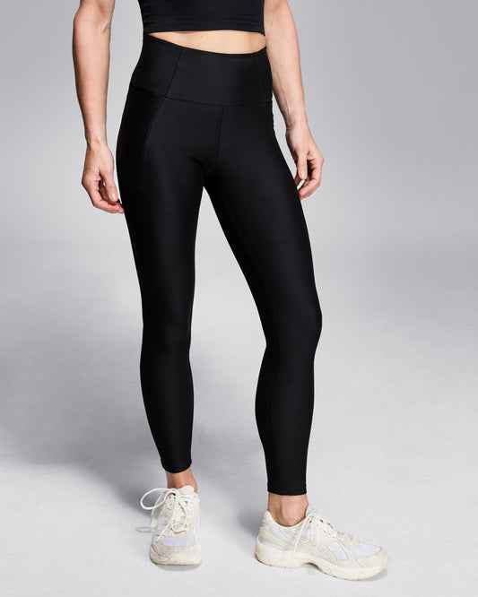 Nachhaltige Damen Performance-Leggings in Schwarz – Taillenhohe, figurbetonte Sportleggings mit leichter Kompression für optimale Performance. Hergestellt aus biologisch abbaubarem, pflanzenbasiertem TENCEL™ (Holzfaser) und elastischem Elasthan. Hautfreundlich, atmungsaktiv, giftstofffrei, weich und umweltfreundlich. Perfekt für Fitness, Yoga und Alltag.