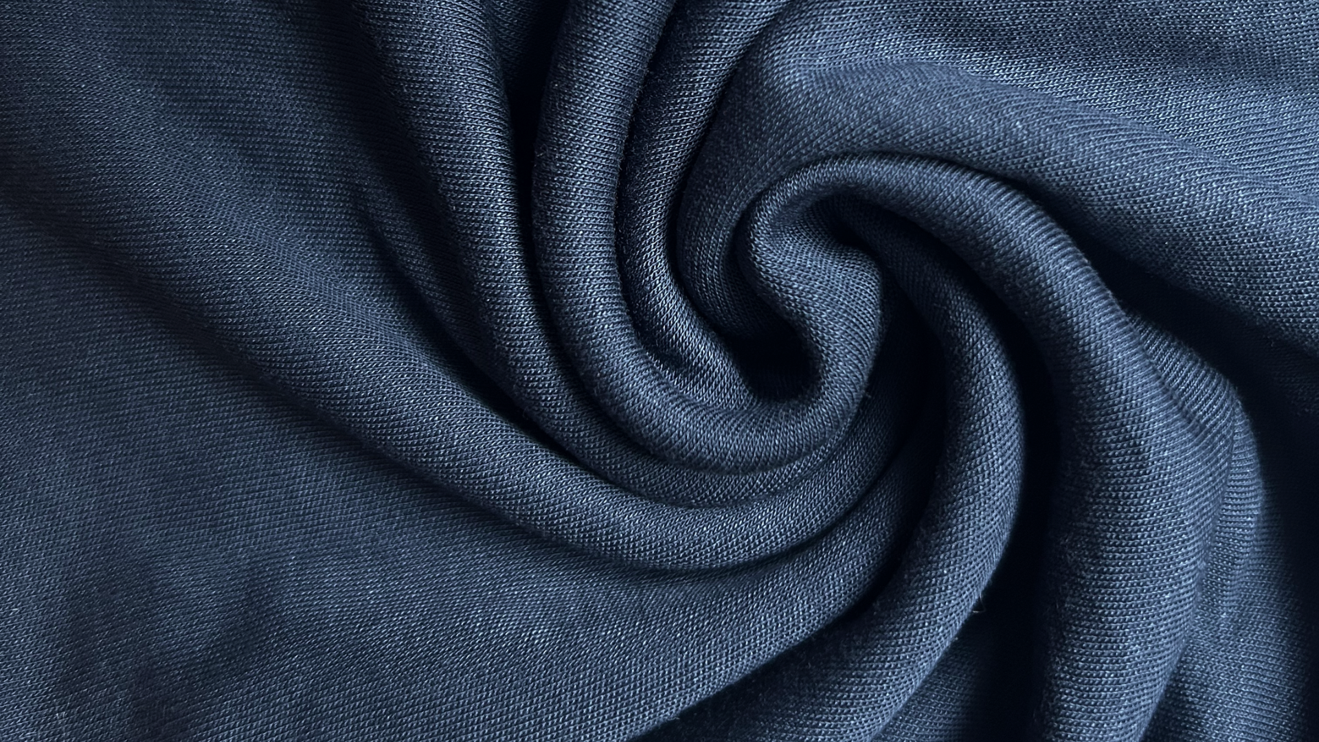 Detailaufnahme eines Seacell und Tencel Stoffes für Sportswear von GOODEN hautfreundlich atmungsaktiv und angenehm auf der Haut.