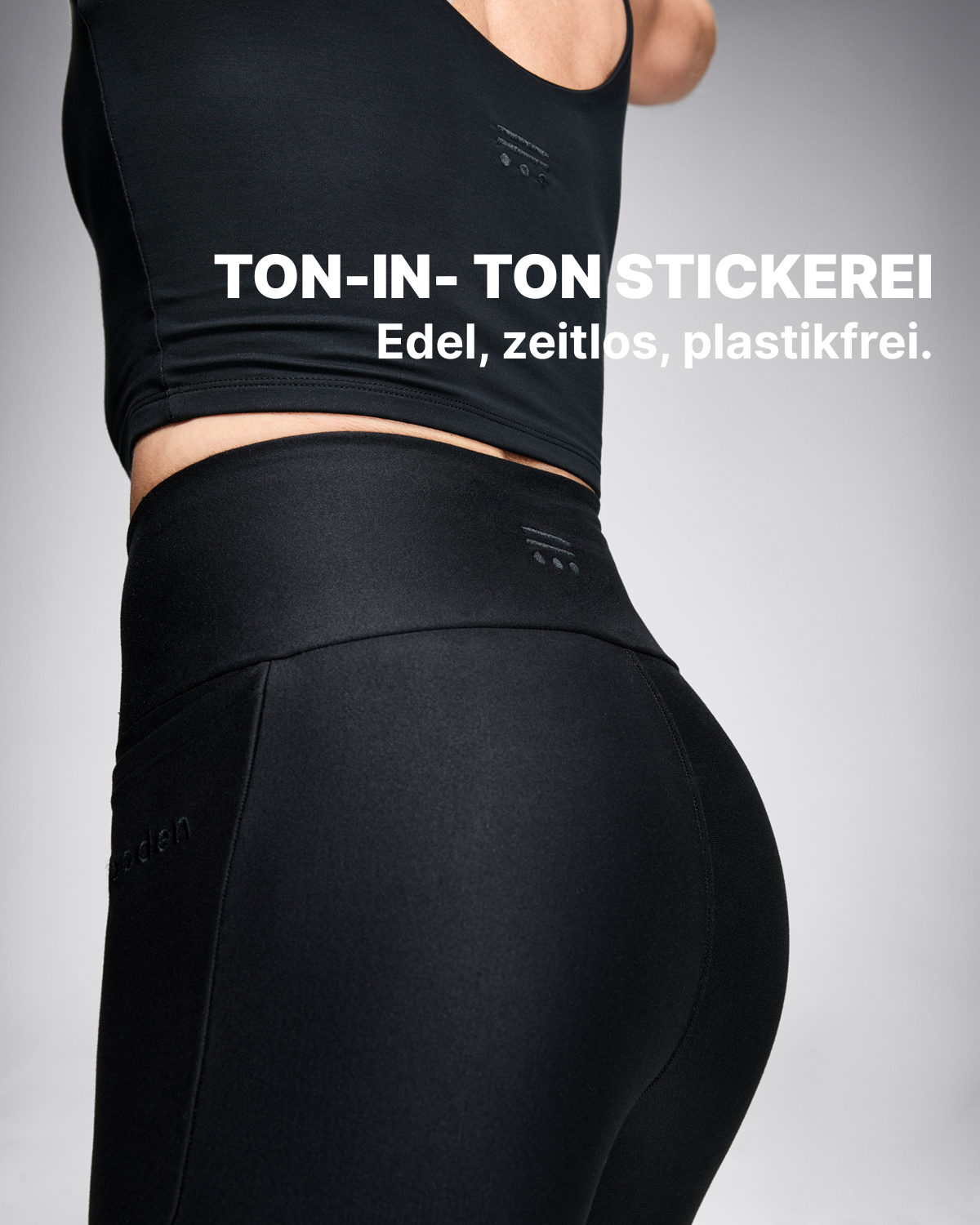 Detailaufnahme Hüftpartie der schwarzen GOODEN Leggings, figurbetonend, pflanzenbasiert.